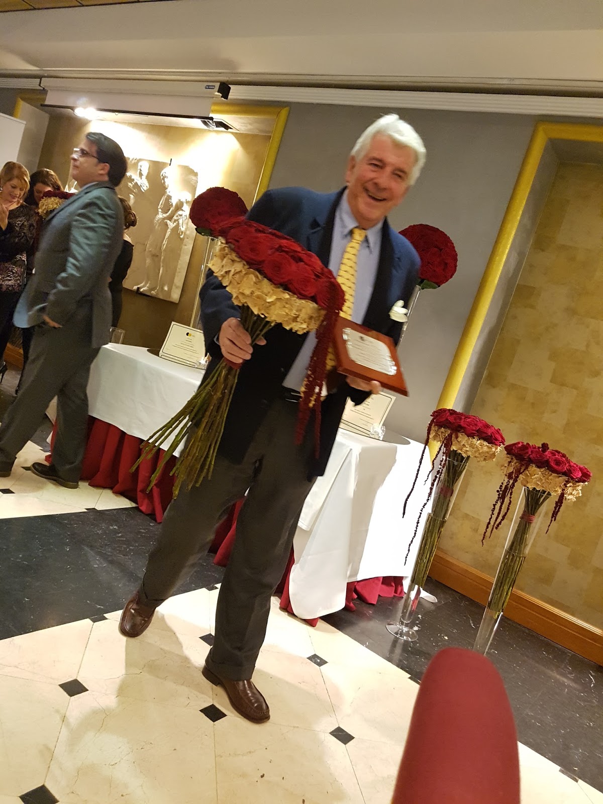 Juan Mari con el premio AEFI