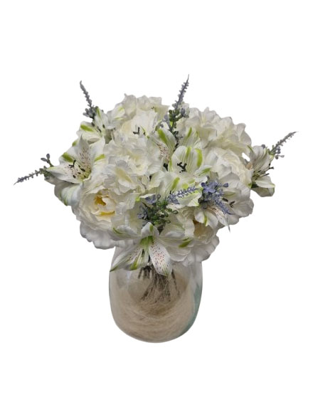 Ramo artificial blanco en jarr�n de cristal.